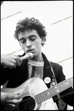 Patrick Fitzgerals performs to marchers on the 1978  London to B