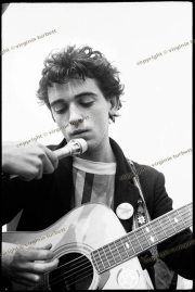 Patrick Fitzgerals performs to marchers on the 1978  London to B