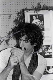 fl0884_fr31_zappa_washed_16_04_81_5400dpi_