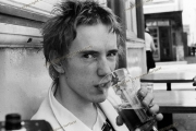 fl0001fr06_Sex_Pistols_wash_clean