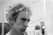 fl0002fr15_Sex_Pistols_June1977_London_wash8.17_5400dpi
