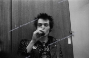 fl0002fr05_Sex_Pistols_June1977_London_wash_clean_8.17_5400dpi