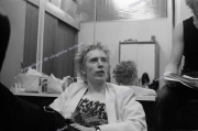 fl0002fr13_Sex_Pistols_June1977_London_wash_clean_8.17_5400dpi